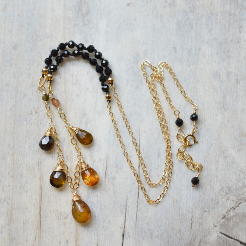 Medovění, turmalín, spinel náhrdelník