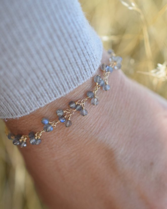 Nespoutaný s labradority, náramek