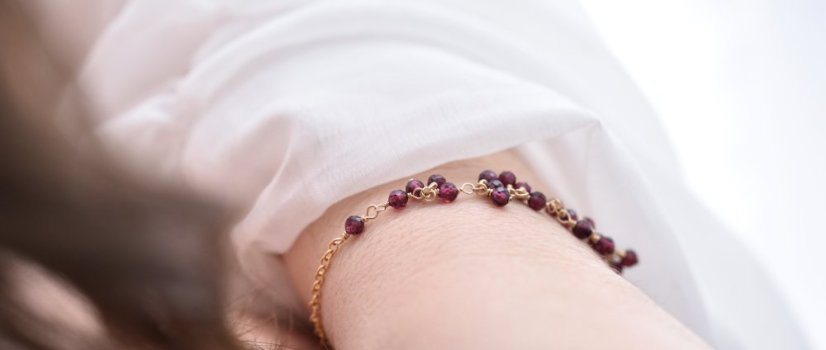 Nespoutaný s granáty rhodolite, náramek