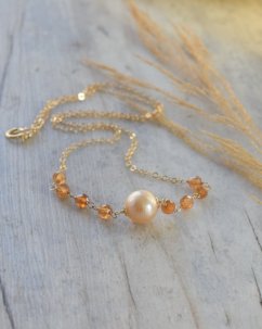 Něžnou nezkrotností, granát hessonit, barokní perla, náhrdelník