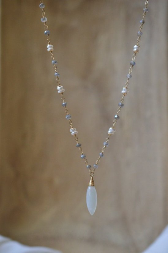 Luna bílý měsíční kámen, labradorit, perly náhrdelník