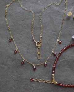 Penízkový s granátky, náhrdelník