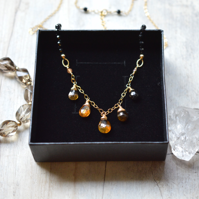 Medovění, turmalín, spinel náhrdelník