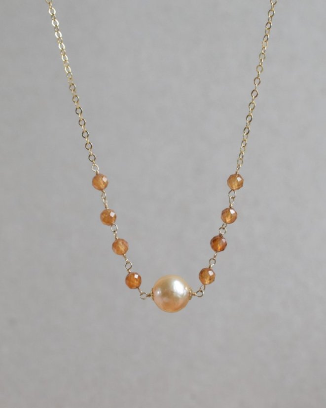 Něžnou nezkrotností, granát hessonit, barokní perla, náhrdelník