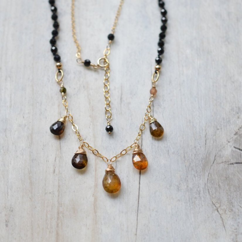 Medovění, turmalín, spinel náhrdelník