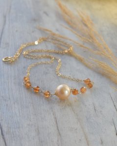 Něžnou nezkrotností, granát hessonit, barokní perla, náhrdelník