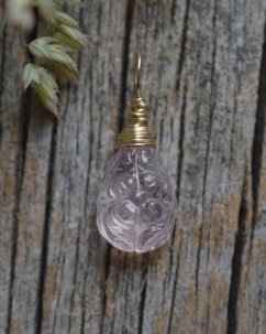 Kytička v růženínu, ručně vyřezávaný přívěsek