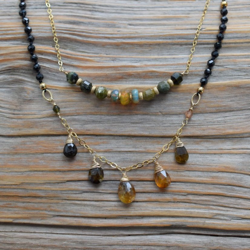 Medovění, turmalín, spinel náhrdelník