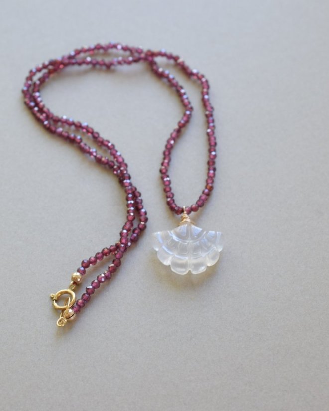 Z třešňových kvítků, granát, bílý onyx, náhrdelník