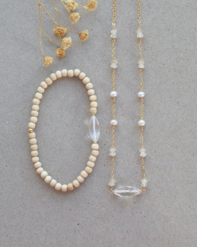 Rosou se zdobí..., měsíční kámen, perla, křišťál, náhrdelník