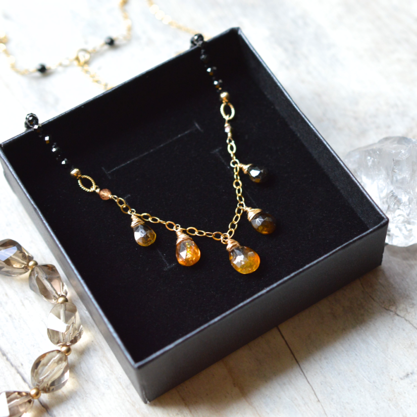 Medovění, turmalín, spinel náhrdelník