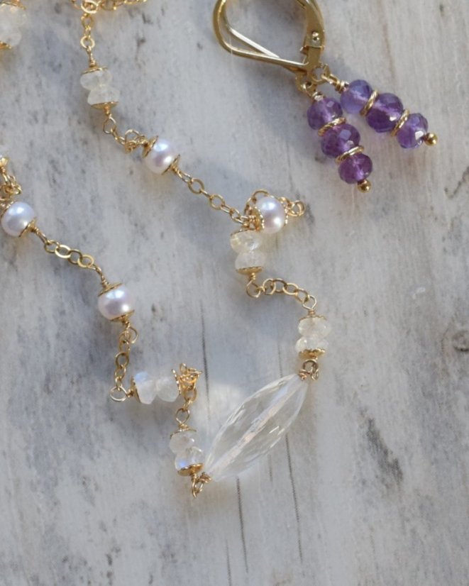 Rosou se zdobí..., měsíční kámen, perla, křišťál, náhrdelník