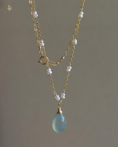 Náhrdelník se zeleným chalcedonem, gold filled. Náhrdelník se zeleným chalcedonem, gold filled.
