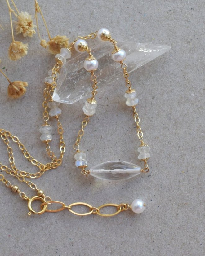 Rosou se zdobí..., měsíční kámen, perla, křišťál, náhrdelník