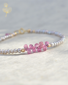 Rubelitový s perličkami náramek