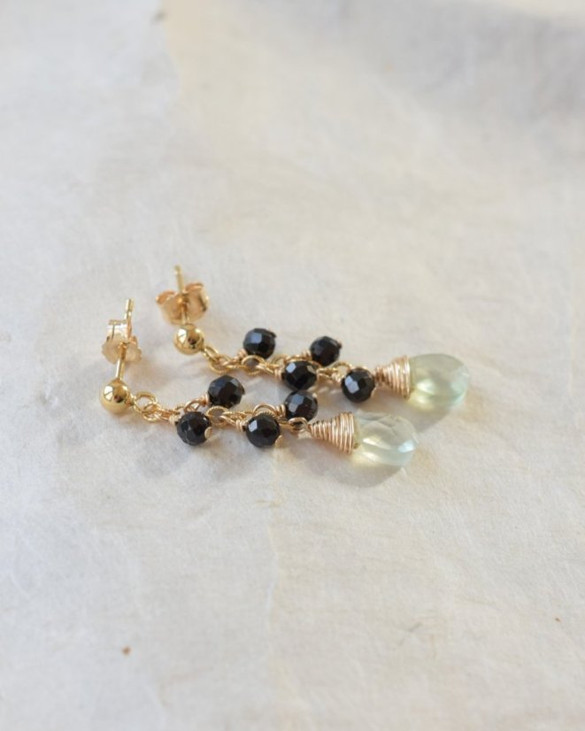 Zemělásky, prehnit, černý spinel, náušnice