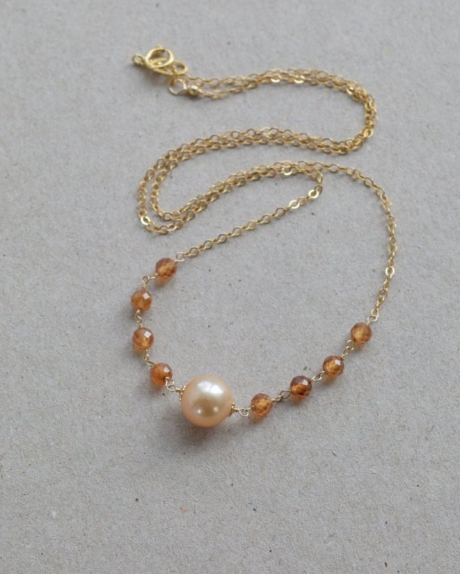 Něžnou nezkrotností, granát hessonit, barokní perla, náhrdelník