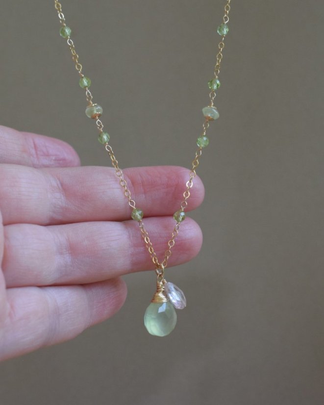 Žít ze svého srdce, olivín, prehnit, chalcedon, růžový turmalín, náhrdelník