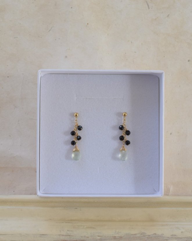 Zemělásky, prehnit, černý spinel, náušnice