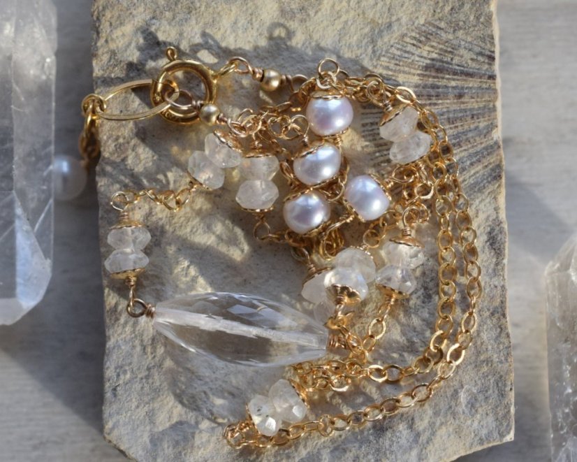 Rosou se zdobí..., měsíční kámen, perla, křišťál, náhrdelník