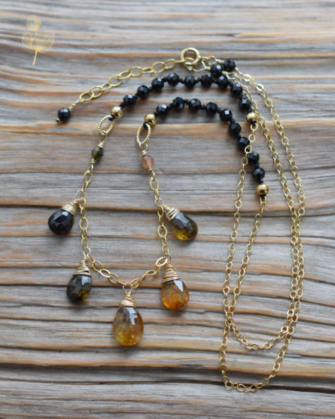 Medovění, turmalín, spinel náhrdelník