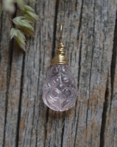 Kytička v růženínu, ručně vyřezávaný přívěsek