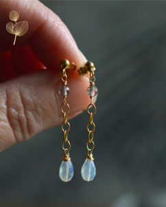 Ze tmy zrozené, etiopský opál, záhněda náušnice