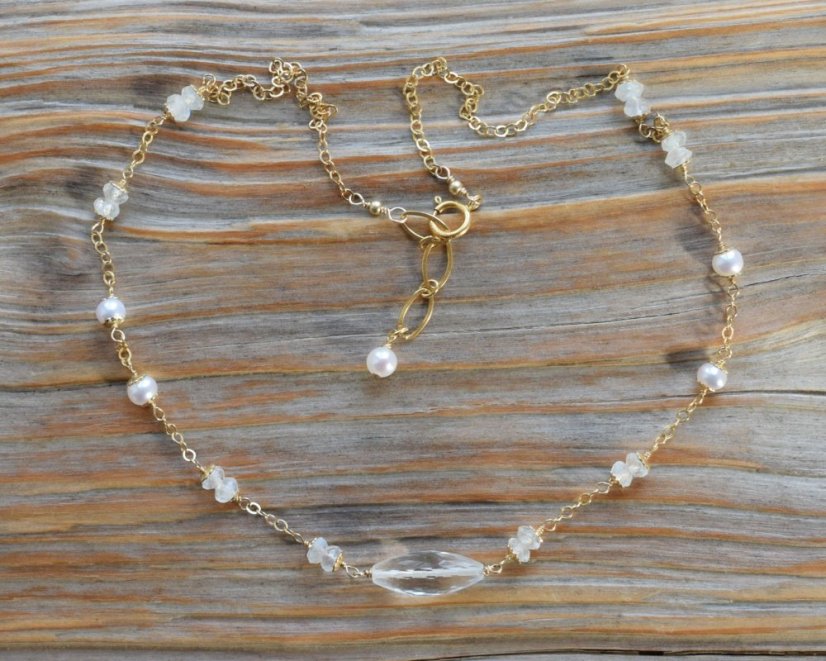 Rosou se zdobí..., měsíční kámen, perla, křišťál, náhrdelník