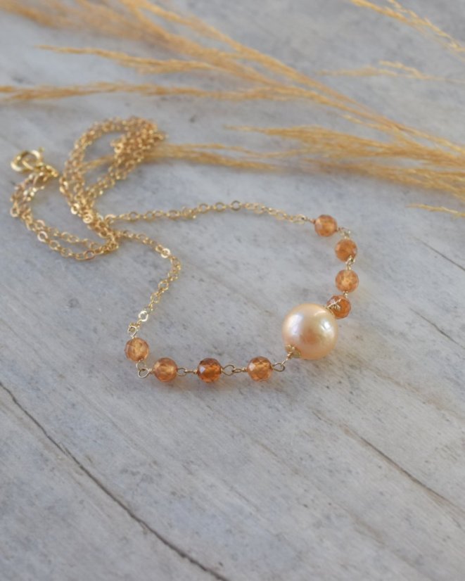 Něžnou nezkrotností, granát hessonit, barokní perla, náhrdelník