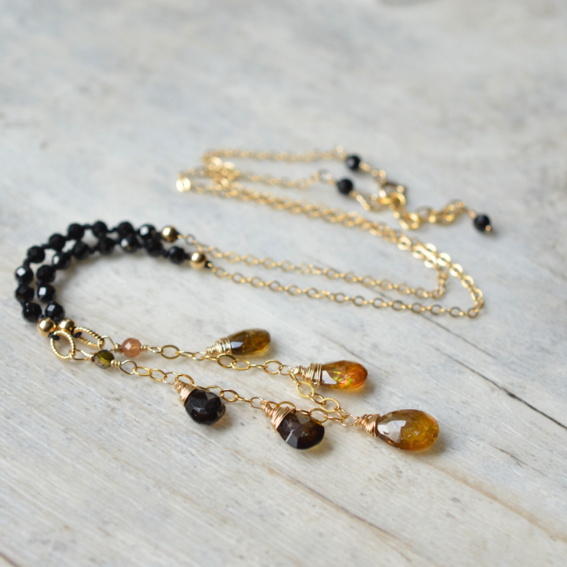 Medovění, turmalín, spinel náhrdelník